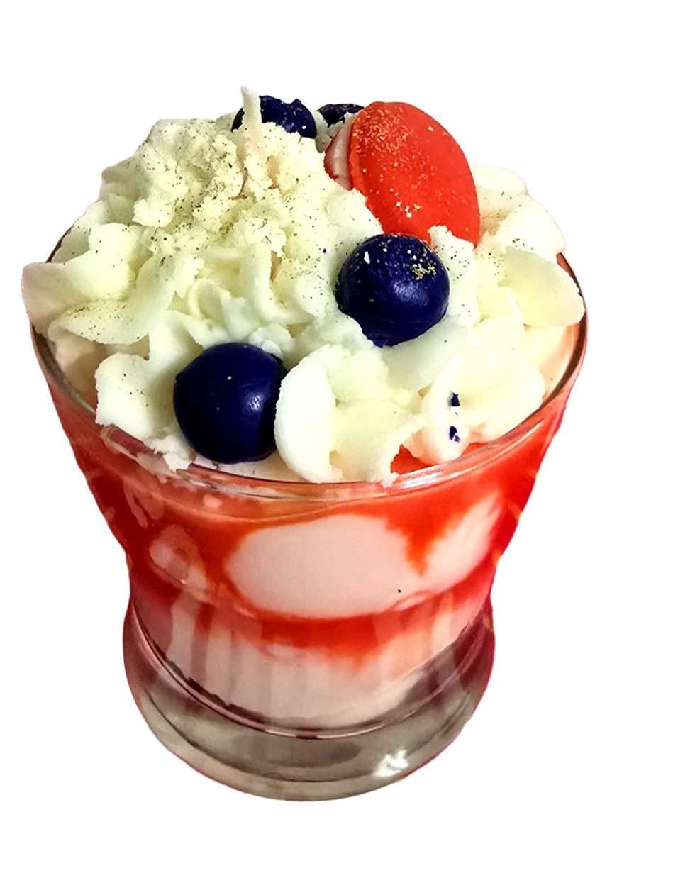 Strawberries & Cream Scented Candle – 10 oz
